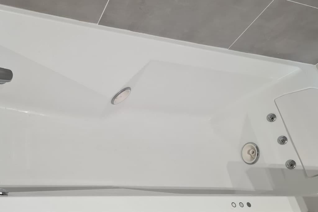 Charmant Logement Avec Jacuzzi Mantes-la-Jolie Exterior photo